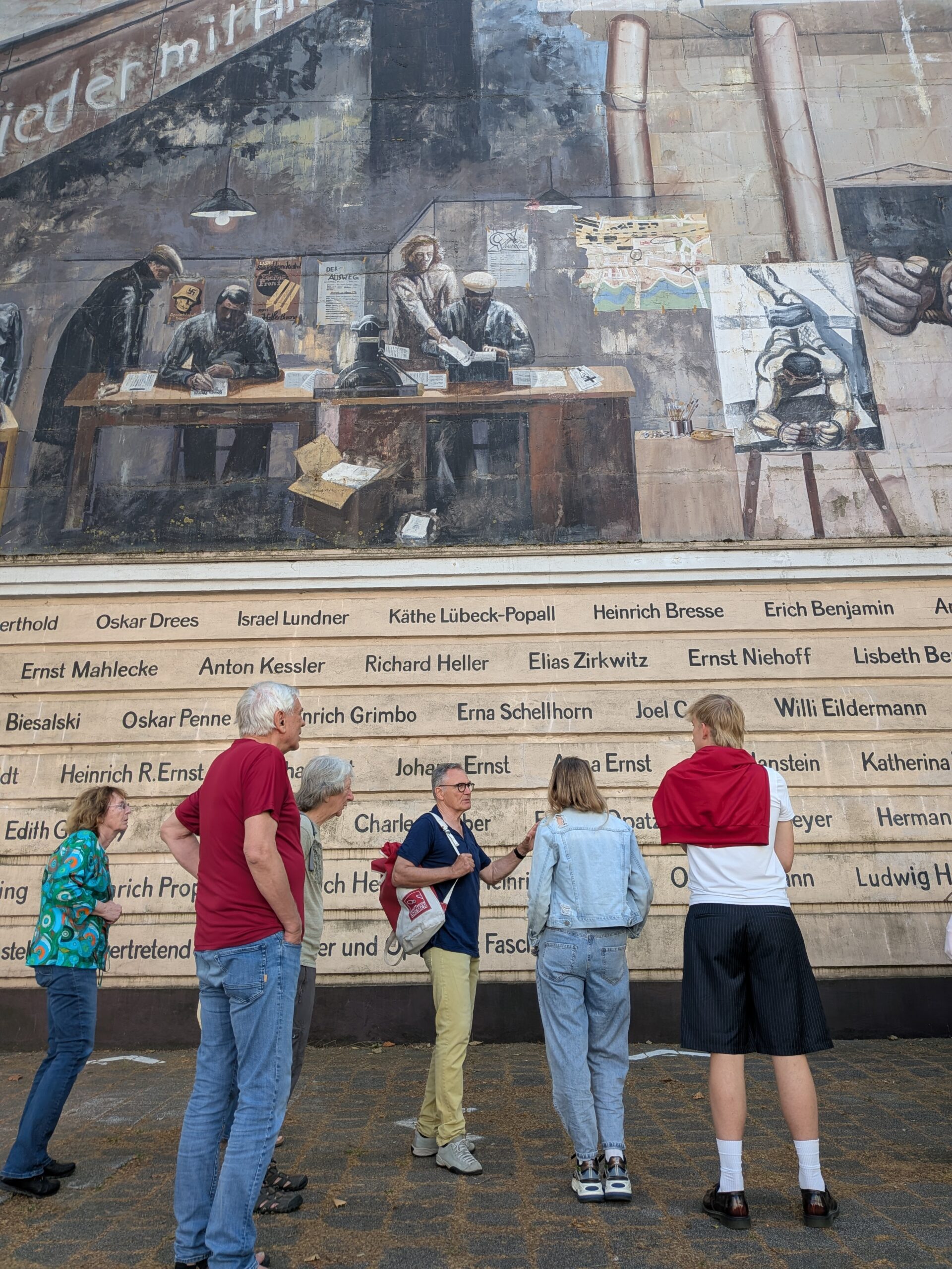 StattReisen Bremen Stadtführer mit Gruppe vor einem monumentalen Bunker in Bremen