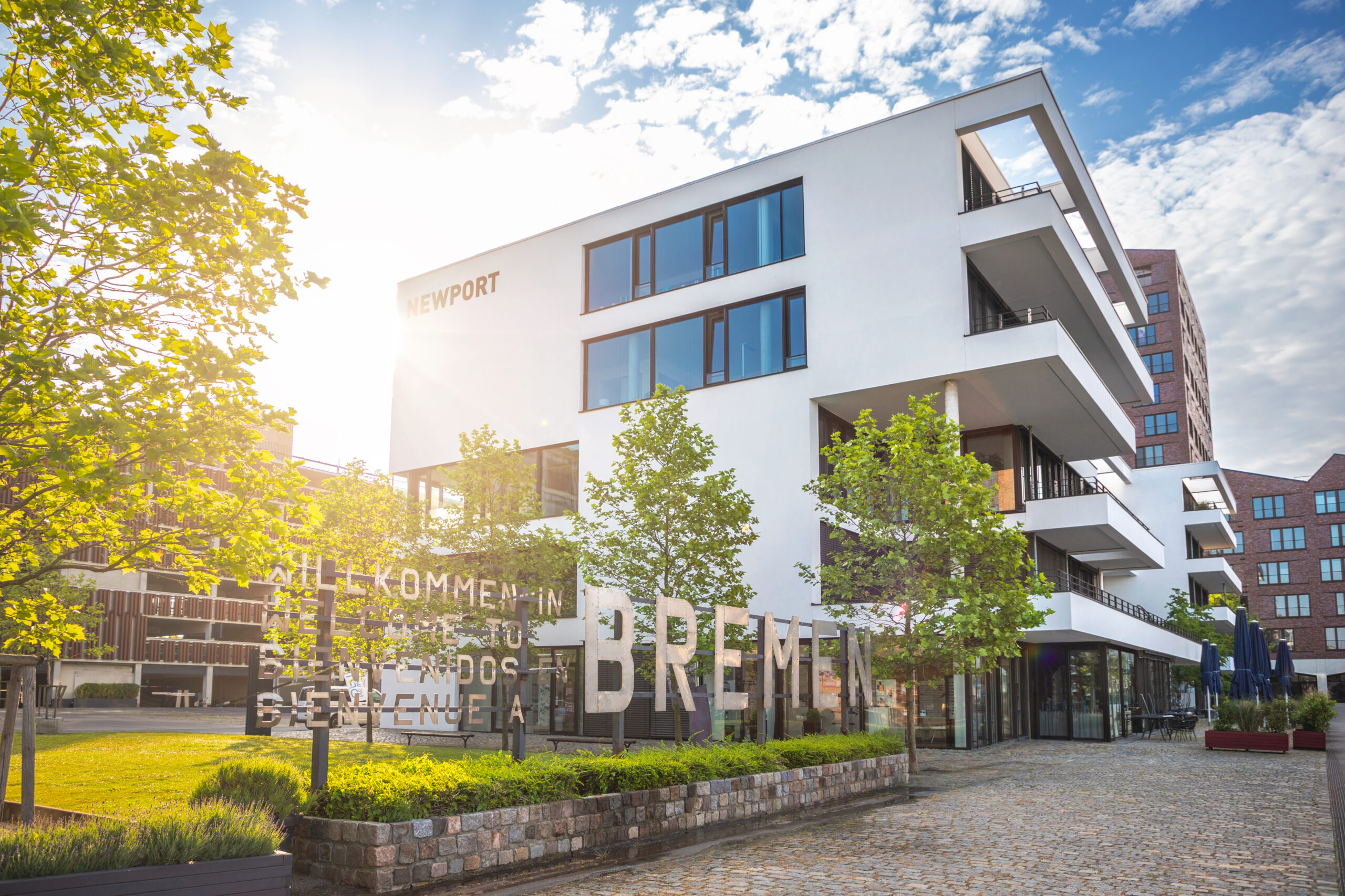 Auf der Radtour geht es mit StattReisen Bremen durch die Überseestadt - und vorbei an modernen Lofts und historischen Speichern.