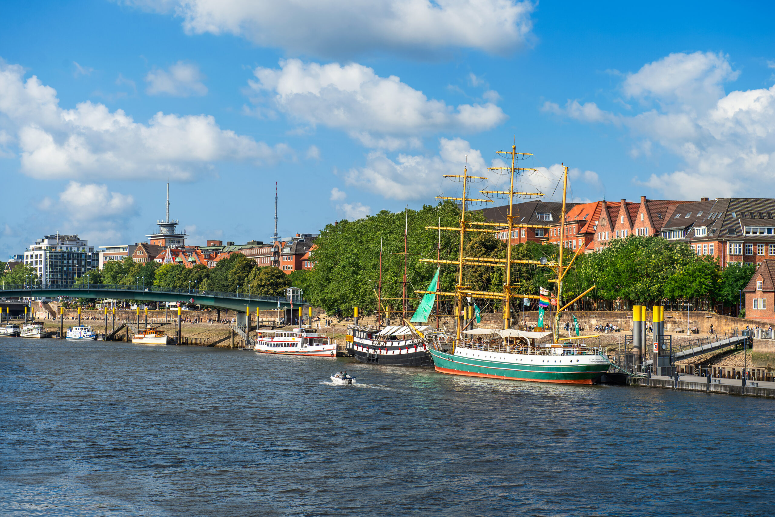 Mit StadtReisen geht es auf der Stadtführung Schlachte bis auf den Teerhof, mit Blick auf die Weser und die Weser-Promenade.