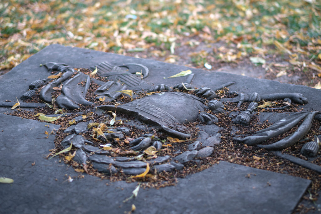 Die Stadtführung Die unsichtbare Stadt entdeckt verschwundene Orte in Bremen, wie einen fast verschwundenen Friedhof